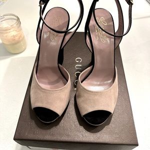 Never worn Gucci open-toe suede dusty pink and black wedge sandals Size 38